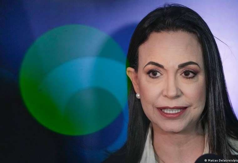 Opositora María Corina Machado apoya a nuevo rival de Nicolás Maduro en Venezuela