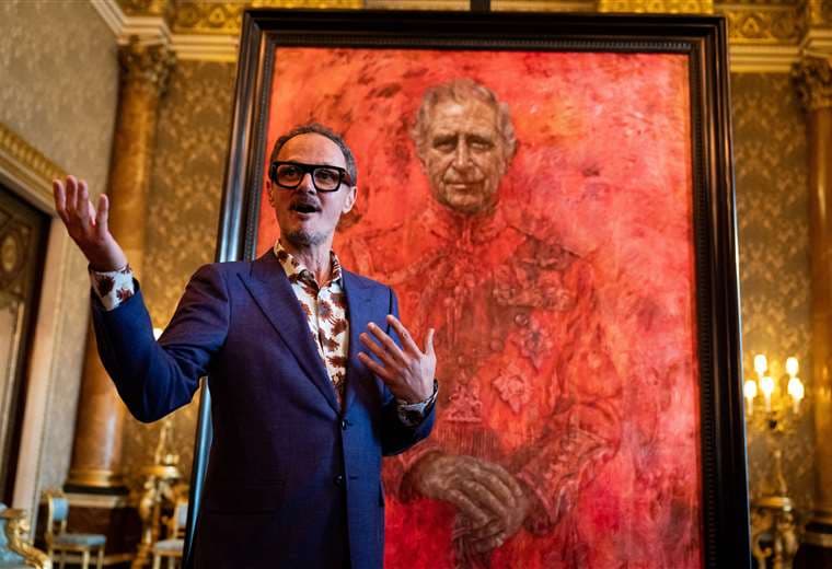 Militantes animalistas atacan retrato de Carlos III en galería de Londres