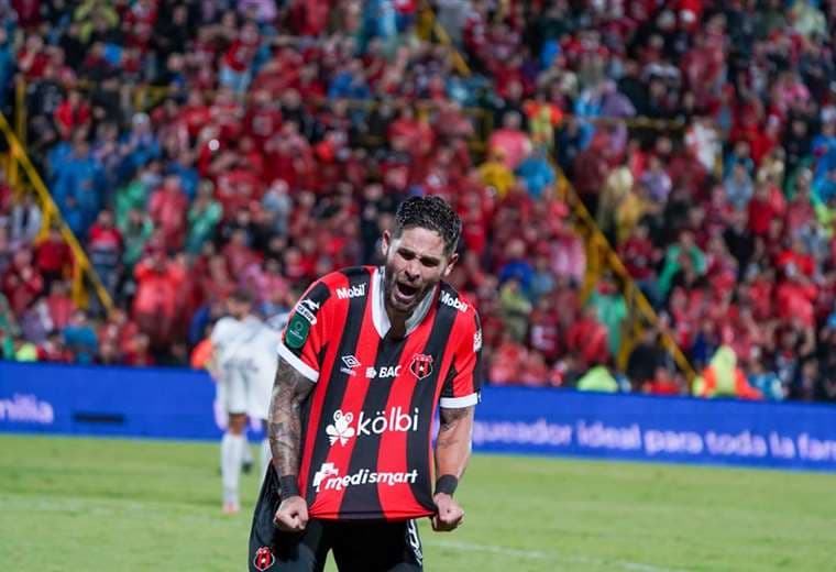 Alajuelense saca provecho de su cancha y aventaja al Herediano en la semifinal