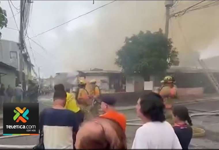 Video: Incendio consumió cuatro casas en Pavas