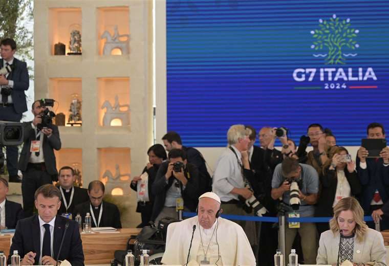 El papa llega al G7 para abordar los desafíos de la inteligencia artificial