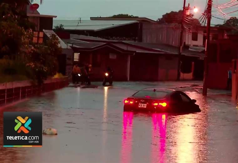 Fuertes aguaceros de este jueves dejan inundaciones en El Roble y San Rafael de Alajuela