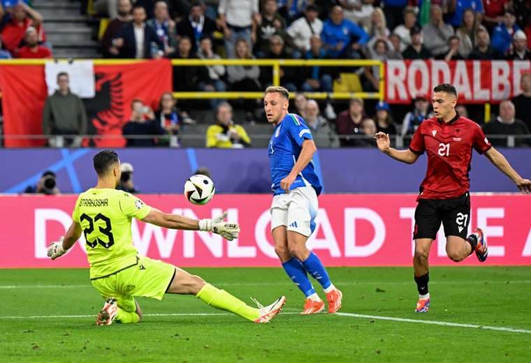 Italia comenzó con sufrida victoria la defensa de su título en la Euro