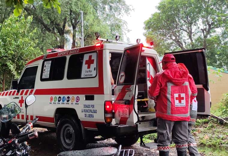Cruz Roja intenta rescatar a 6 personas atrapadas por lluvias en Guanacaste