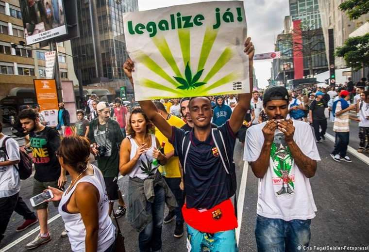 Miles marchan en Brasil por la legalización de la marihuana