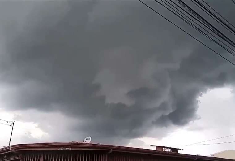 Video: "Bomba de vientos y lluvias" volvió a caer en Cartago