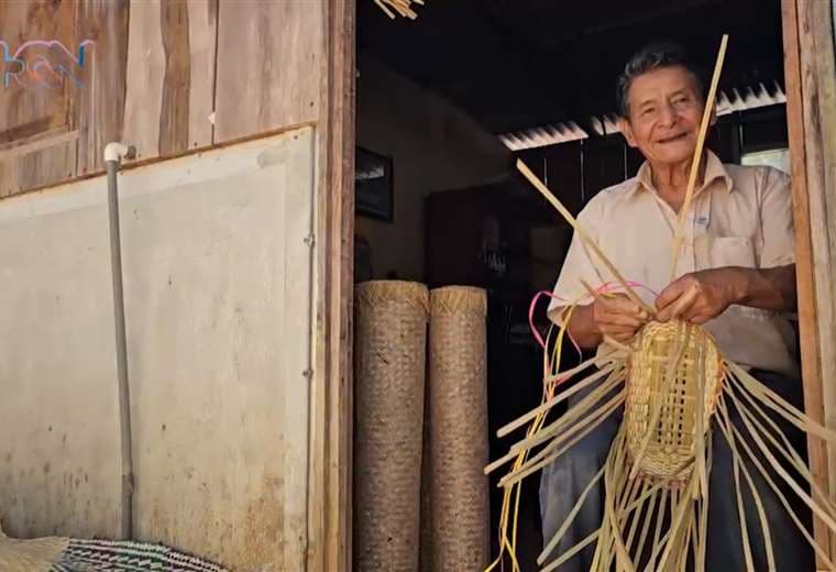 Este hombre resguarda una tradición centenaria: la cestería