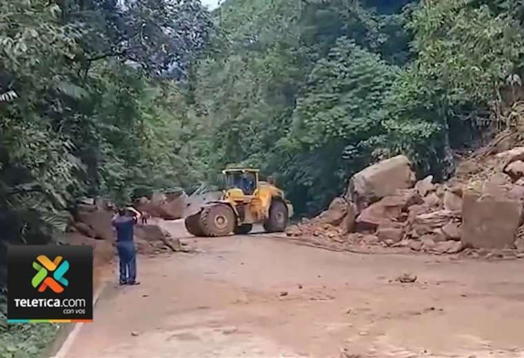 Ruta 32 estará cerrada toda la noche por caída de grandes rocas