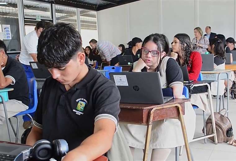 Colegiales de último año realizan pruebas estandarizadas de idiomas