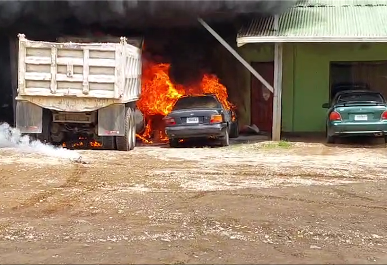 Video: Carros se incendian en llantera y dos personas sufren graves quemaduras