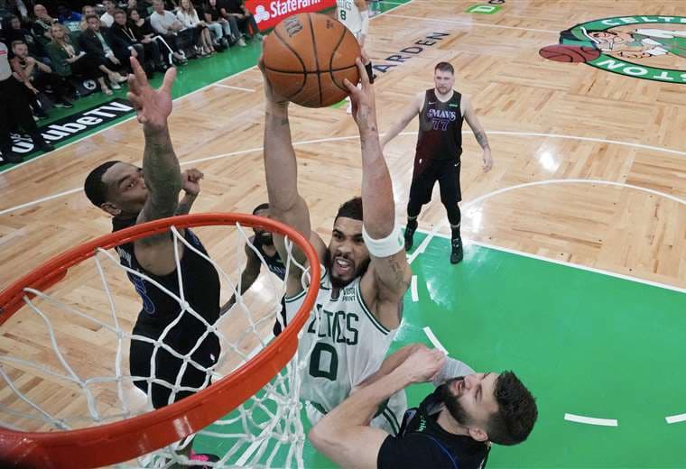 Celtics machacan a Dallas en el arranque de las Finales de la NBA