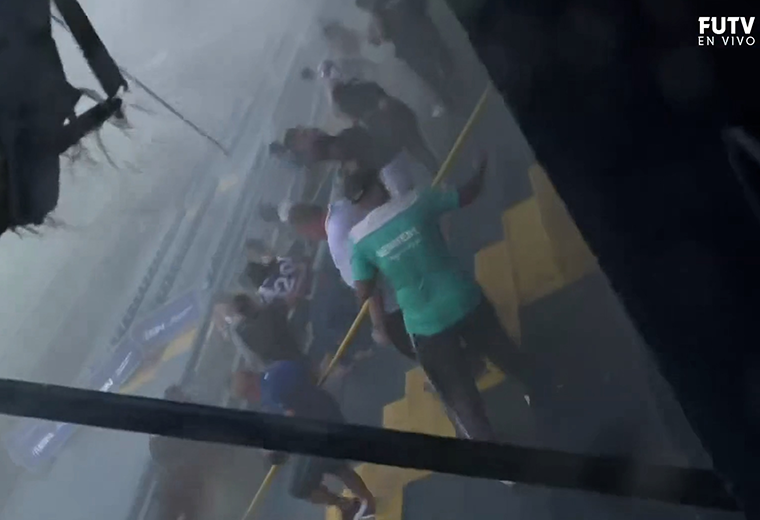 Video: Aficionados vivieron momentos de terror durante partido en estadio de Cartago