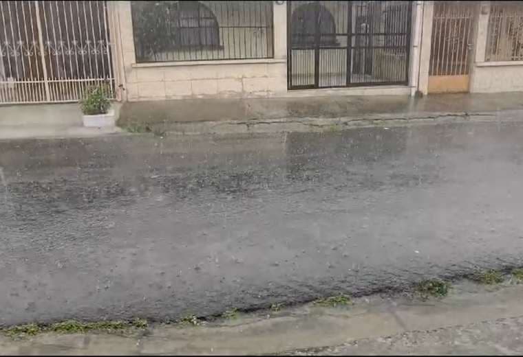 Video: Fuerte aguacero con caída de granizo inunda Cartago