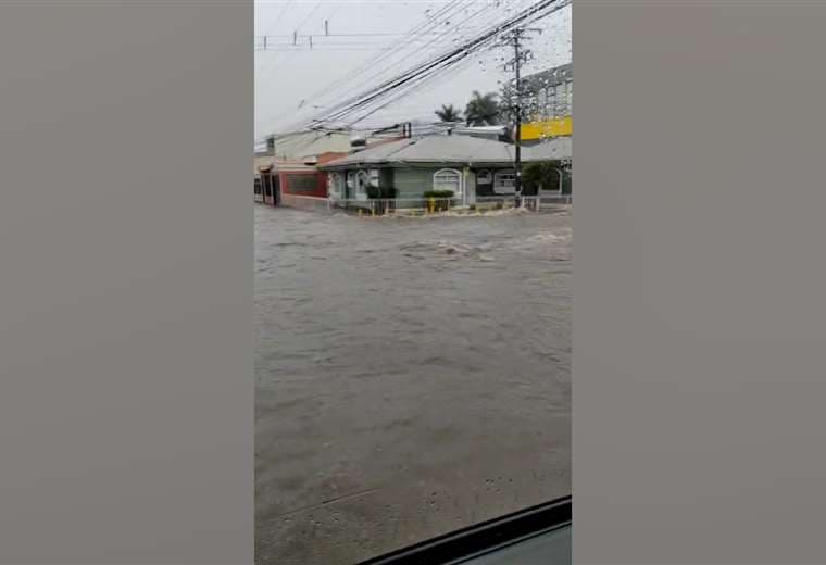 Lluvias provocan decenas de emergencias en Cartago, según CNE