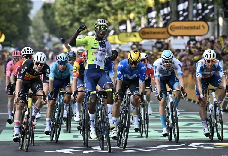 Carapaz se viste de amarillo en el Tour tras 3ª etapa ganada por el eritreo Girmay
