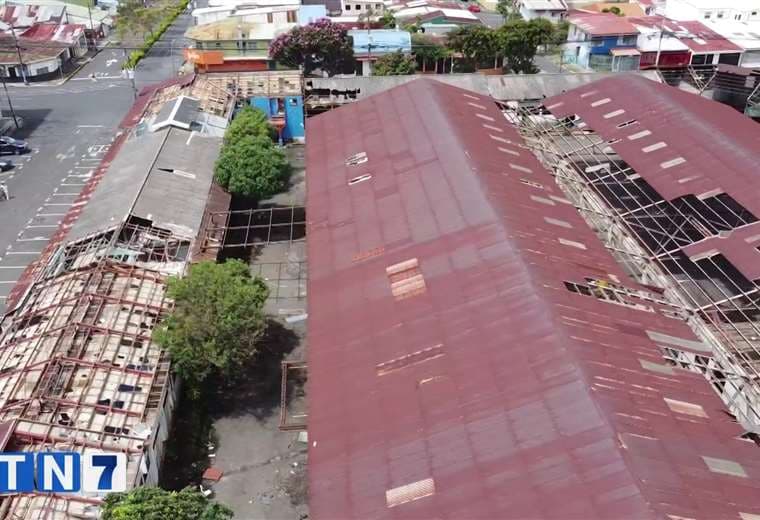 Indigentes desmantelan edificio desalojado por MOPT destinado para Ciudad Gobierno