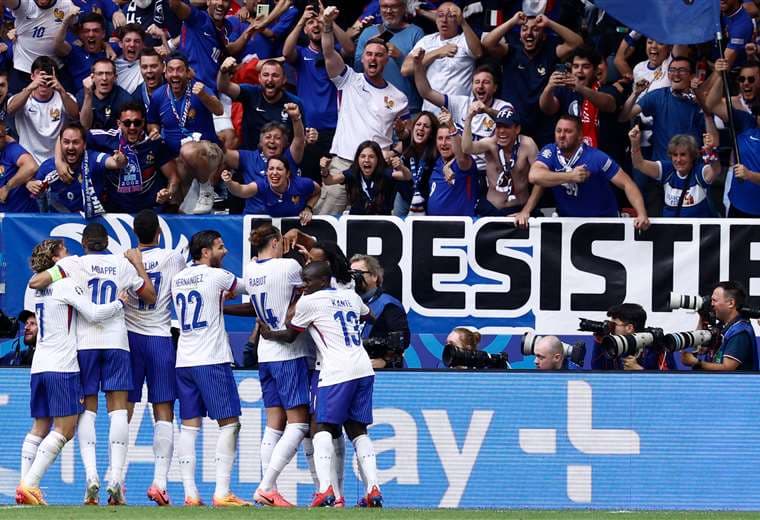 Francia encuentra al final el gol para clasificar a cuartos de final