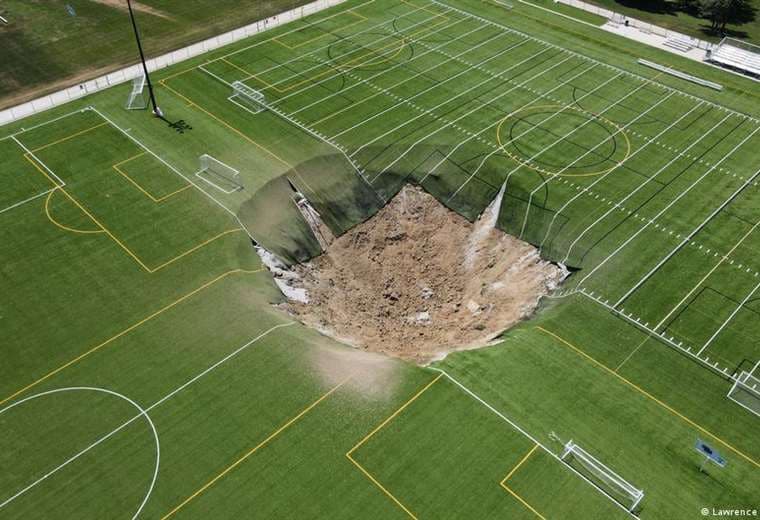 Un gigantesco socavón se tragó el centro de una cancha de fútbol en EE. UU.