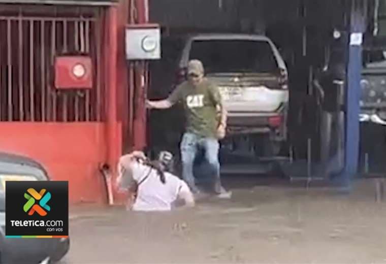 Adulta mayor herida tras caer a zanja durante inundación en Alajuela