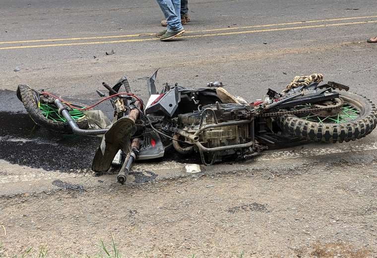 Adulto mayor que viajaba en moto muere tras violento choque contra bus en Alajuela