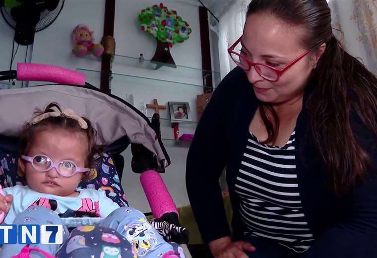 Niña con enfermedad genética urge una silla de ruedas