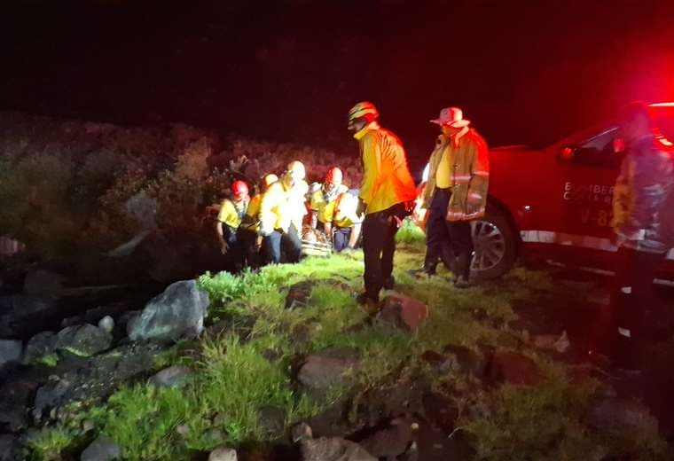 Rescatan a persona que cayó en guindo de 100 metros en la zona del Volcán Turrialba