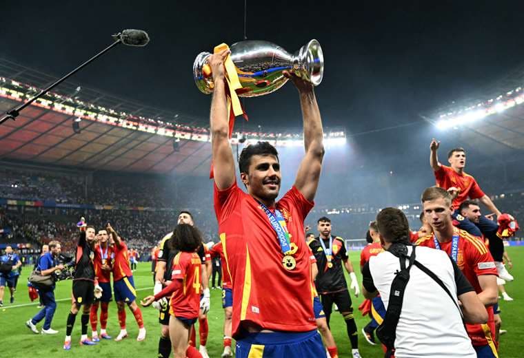 Guardiola celebra Balón de Oro de Rodri tras "larga espera" para el fútbol español