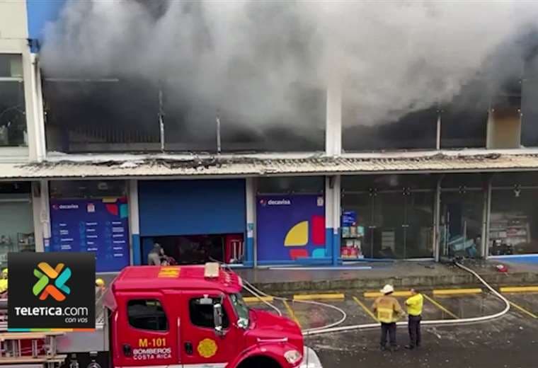 Fuego consume casi por completo un centro comercial en Pococí