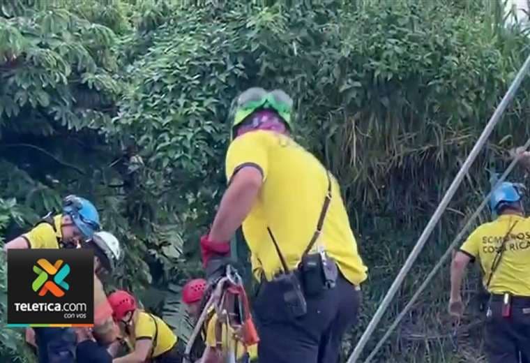 Rescatan con vida a hombre que cayó en cauce de río Pirro en Heredia