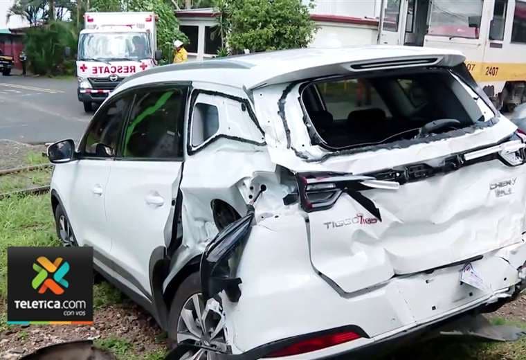 Video muestra instante cuando carro choca contra tren en Heredia