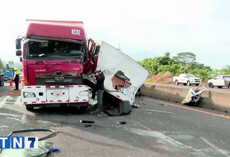 Colisión entre tráileres y pick-up deja cuatro heridos en Ruta 27