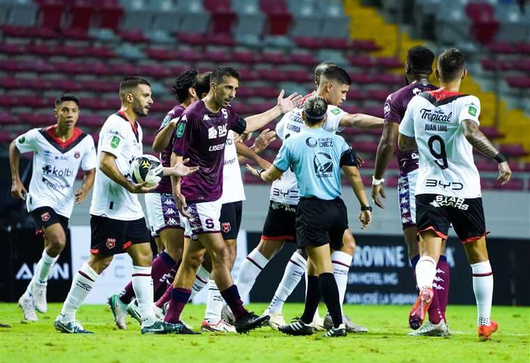 Por esta razón no se sancionó a Mariano Torres por polémica acción con línea en la Recopa