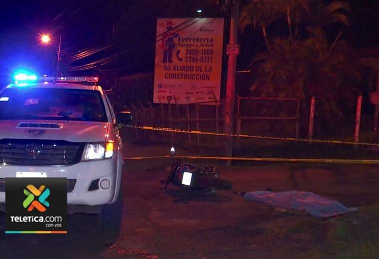 Hombre muere al chocar su moto contra una piedra en Alajuela