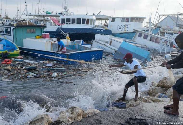 Huracán Beryl causa destrozos y deja al menos cinco muertos en el Caribe