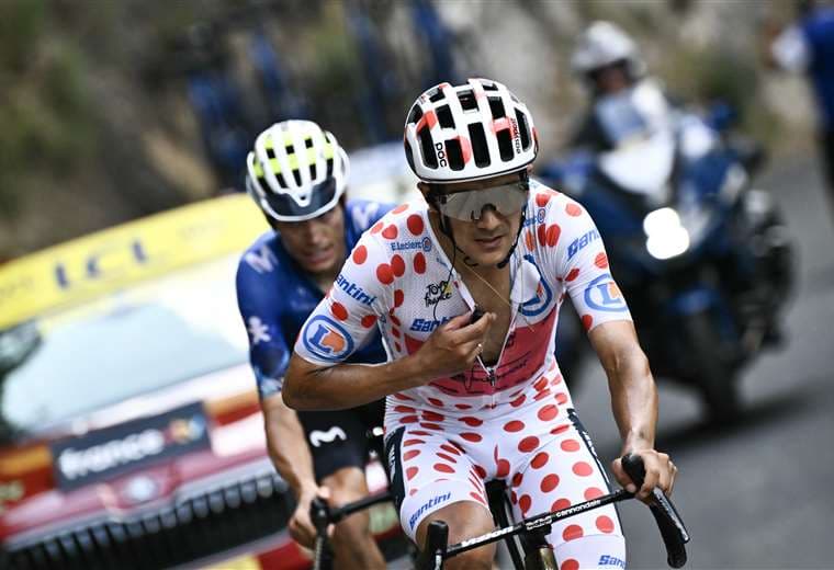 El ecuatoriano Carapaz se asegura terminar el Tour con el maillot a lunares