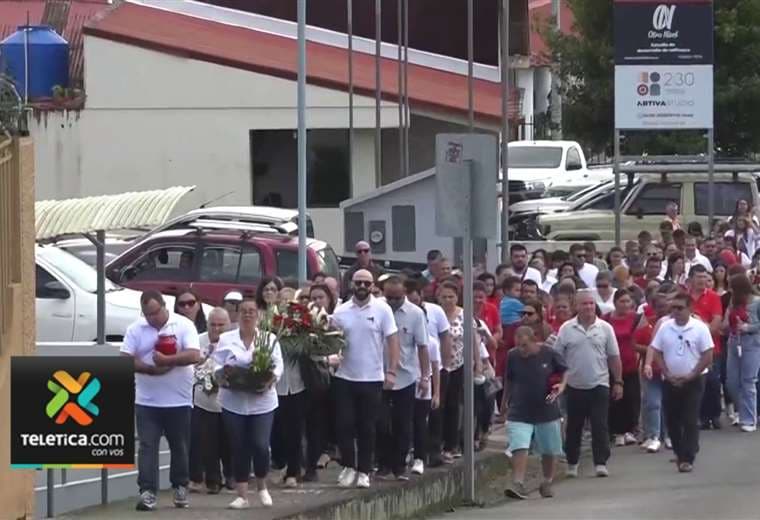 Familiares, compañeros y alumnos despidieron a directora de escuela asesinada