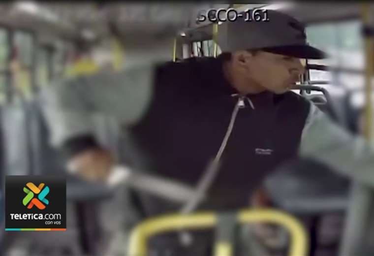 Chofer se protegió contra ventana de bus para evitar puñalada de asaltante