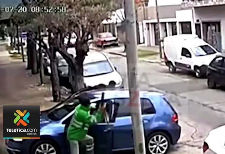 Video: Barrendero enfrenta ladrones a escobados y evita robo de carro