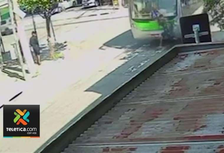Video: Joven muere atropellado por autobús tras robar celular en Brasil