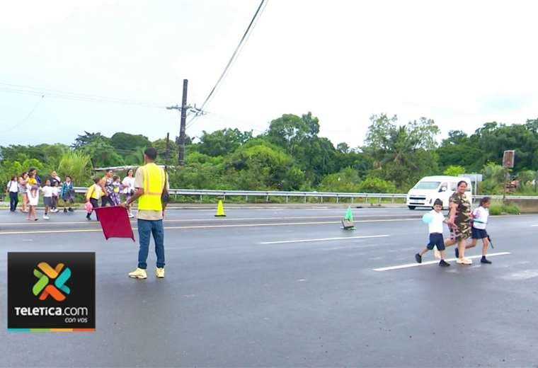 Vecinos de Guápiles arriesgan sus vidas para cruzar Ruta 32 por falta de puente