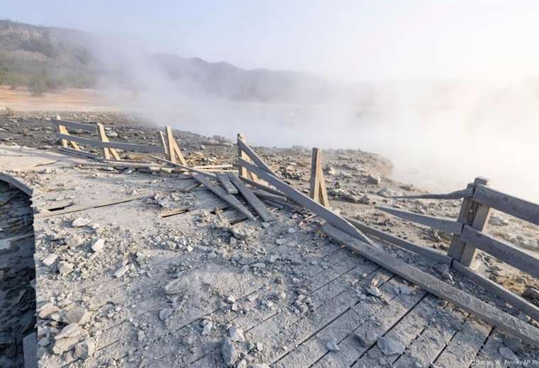 Erupción sorpresa en Yellowstone hace volar rocas y provoca la huida de visitantes