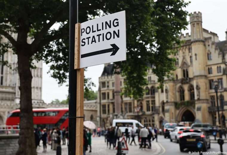 Abren puertas los colegios electorales en Reino Unido