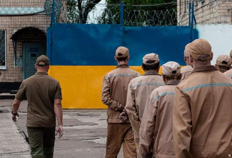 De la cárcel al frente: cómo Ucrania recluta prisioneros