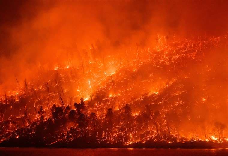Miles de personas bajo órden de evacuación por incendio fuera de control en California