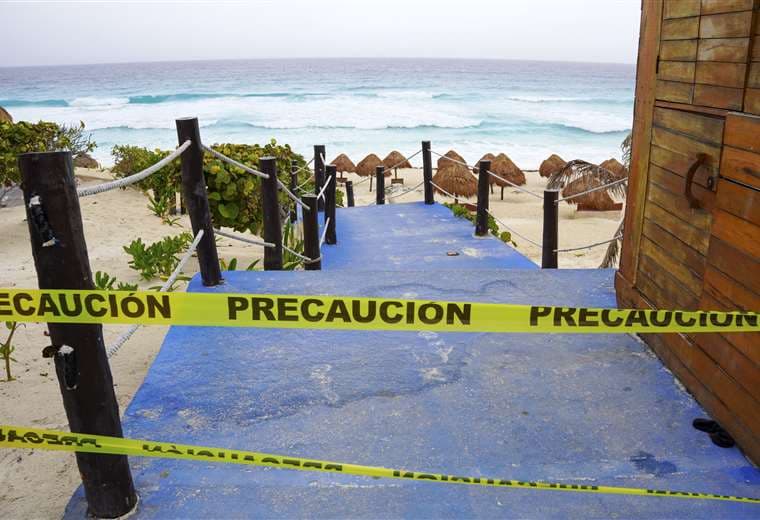 Turistas evacuados y vuelos suspendidos en México ante acercamiento de huracán Beryl