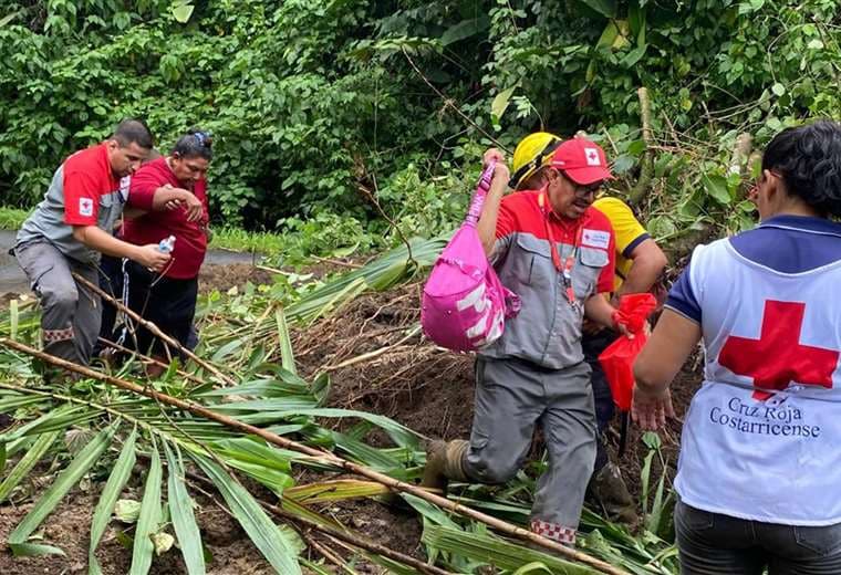 Por agua y hasta "a caballito": Rescatados nueve pasajeros de bus atrapado entre derrumbes