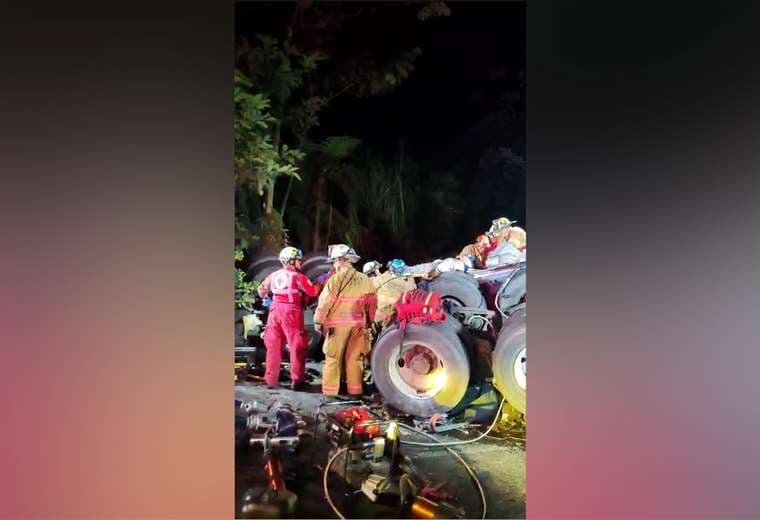 “Se mueve, está vivo”: así rescataron chofer tras mortal choque entre camiones en Ruta 32