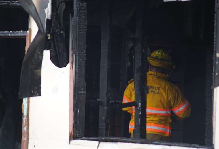Incendio consume casa de dos niveles en San José