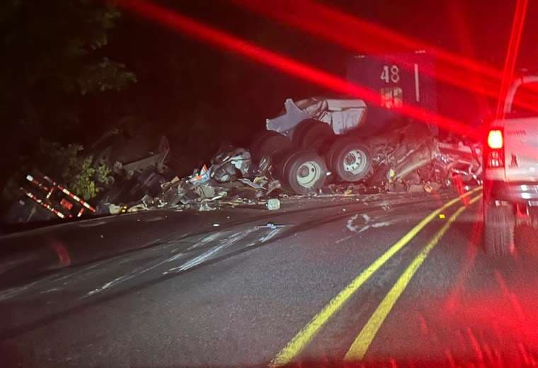 Video: Camión queda despedazado y chofer muere en violento choque en Ruta 32
