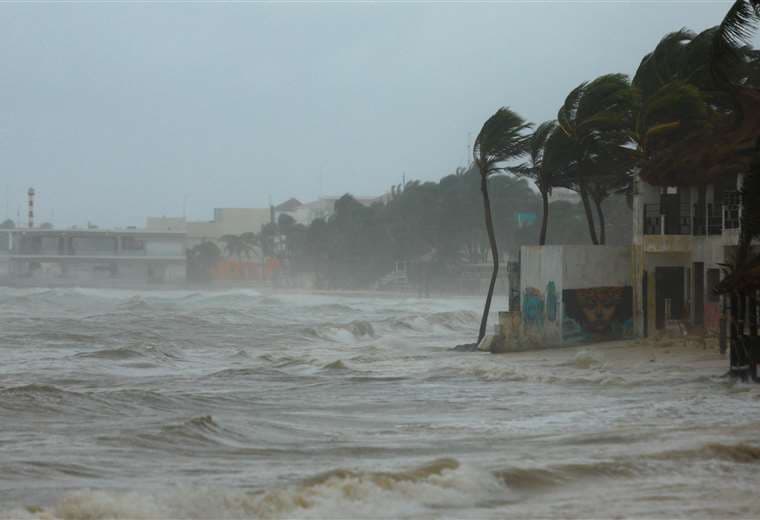 Huracán Beryl se degrada a tormenta tropical tras azotar la península de Yucatán